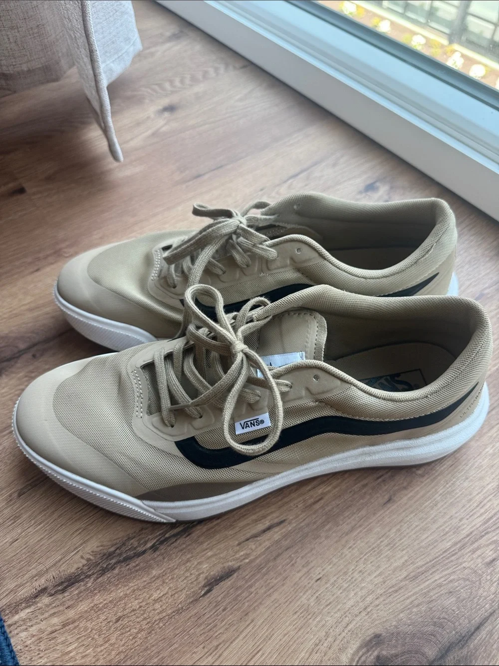 Vans Men’s Beige Sneakers with Black Side Stripe